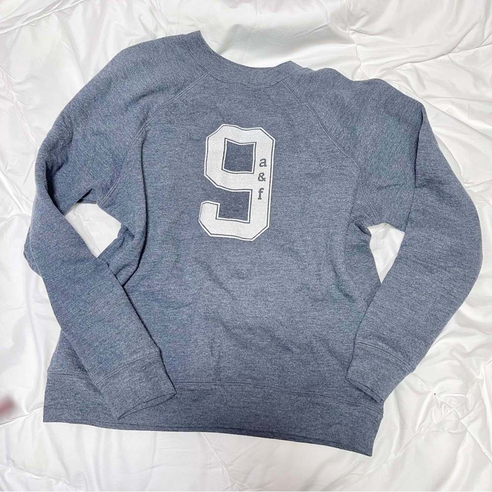 🌸 4/$20 Abercrombie sweater Large Y / small in womens grey white